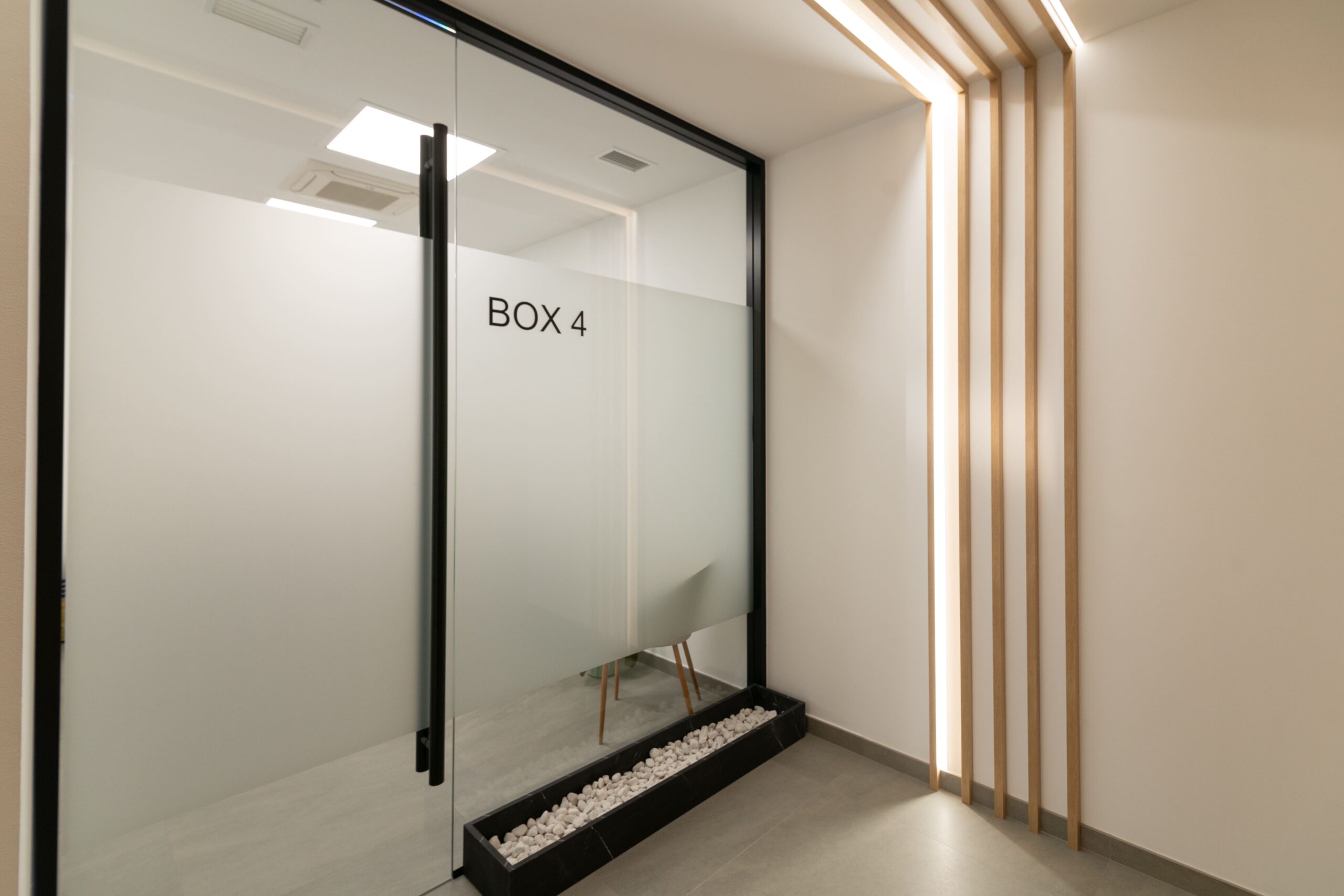 puerta de cristal cerrada perteneciente al box 4