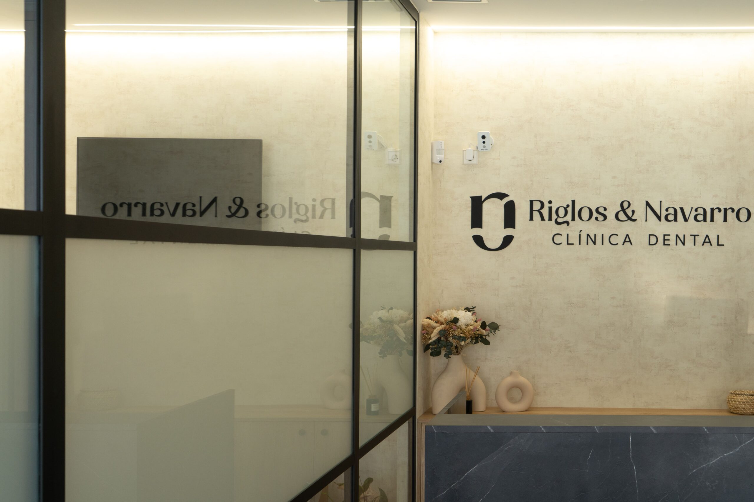 logo riglos y navarro clinica dental pintado en la pared