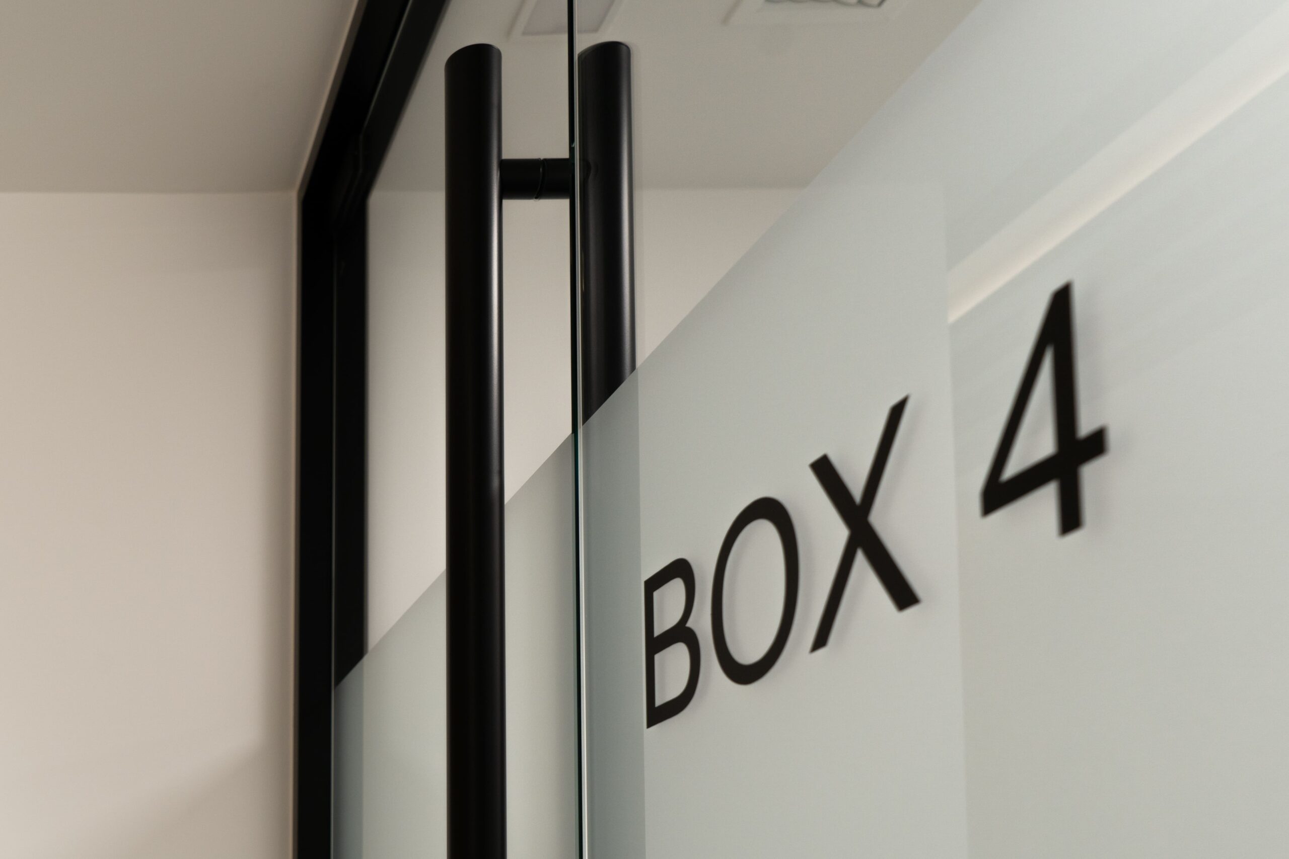 imagen del rotulo box 4 impreso encima del cristal de la puerta